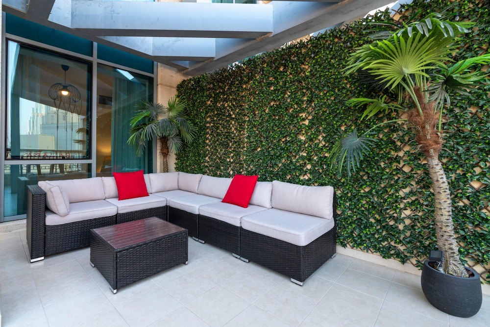 Luxury 2BR Downtown Apt With Burj Khalifa View