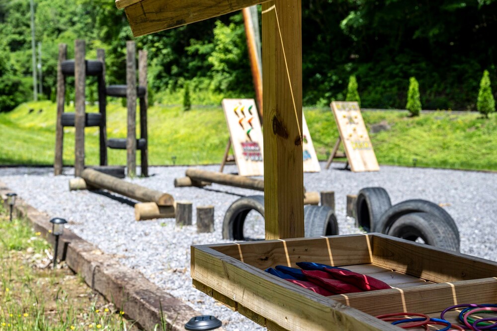 5 Cabins in Gburg Sleeps 16 Firepit Games