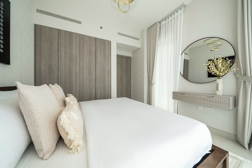Experience 2BR Luxury Living  LIV Marina