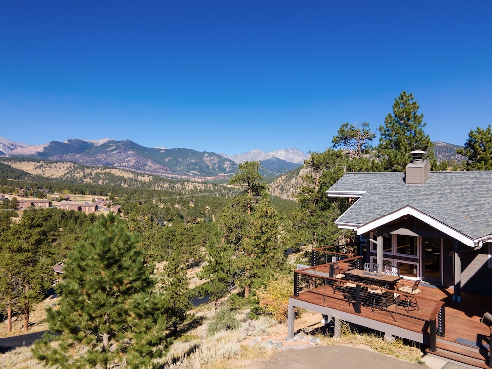 Herondale Luxury Vacation  At Windcliff 3 Bedroom Home by RedAwning