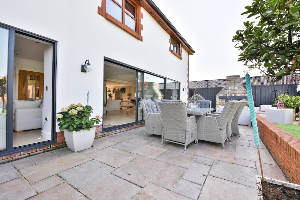 Modern 5-bed Retreat With Parking