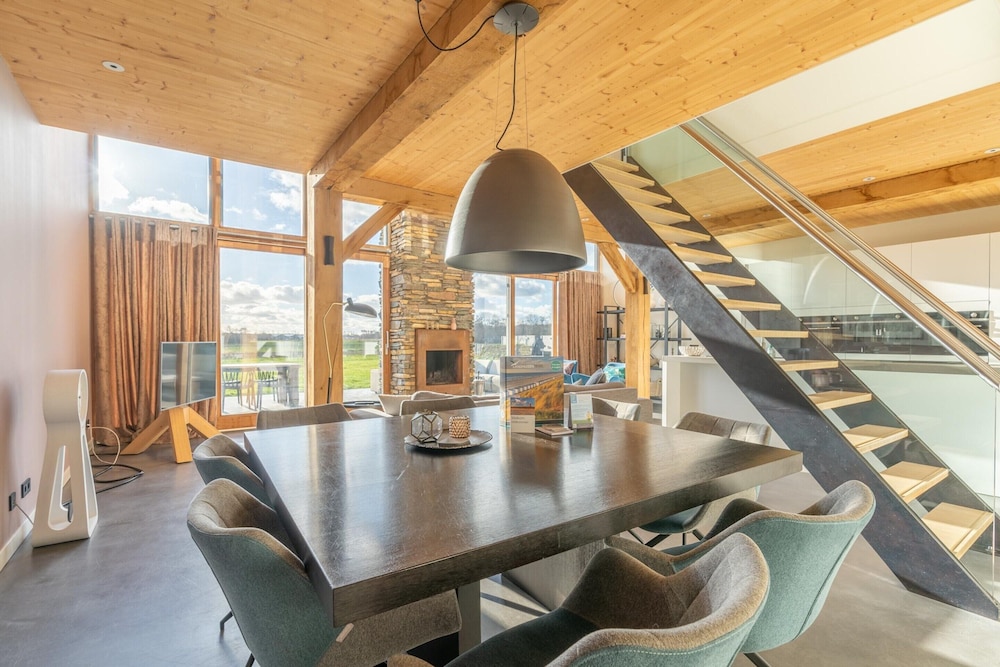 Modern 6-person Villa With Private Hot Tub - Near Beach & Nature