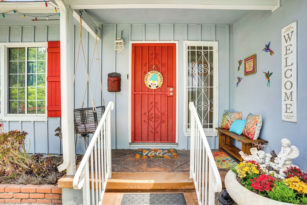 2 Mi to Cal State Long Beach: Bungalow w/ Hot Tub!