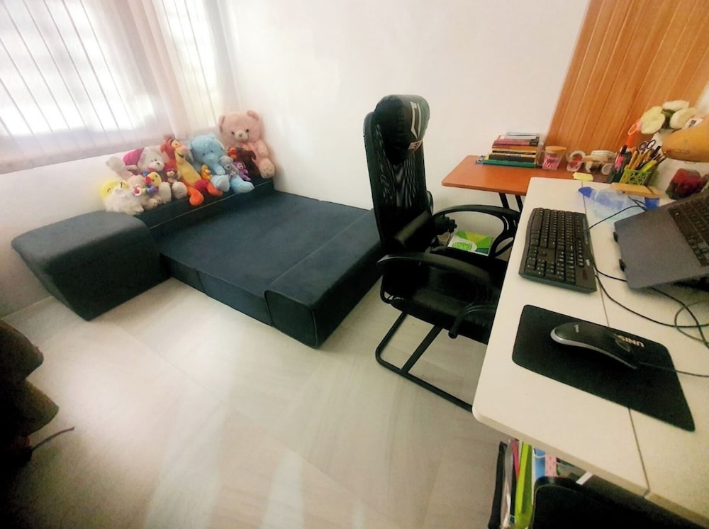 3 Bedroom Fully Furnished Aircon House With Free Car Park