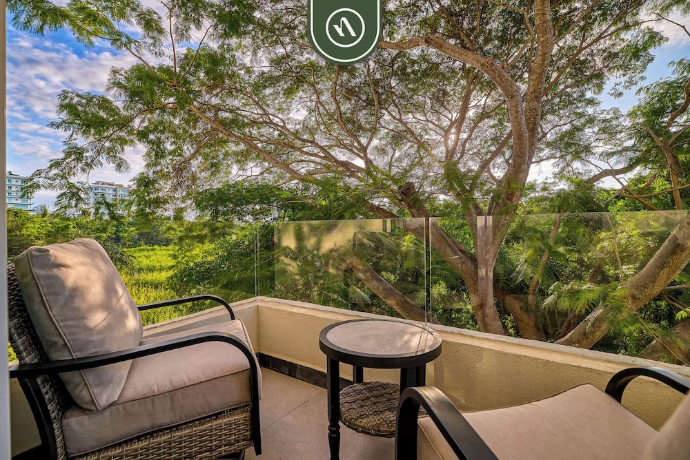 Luxury 2 BR Condo Near Golf Courses and Marina