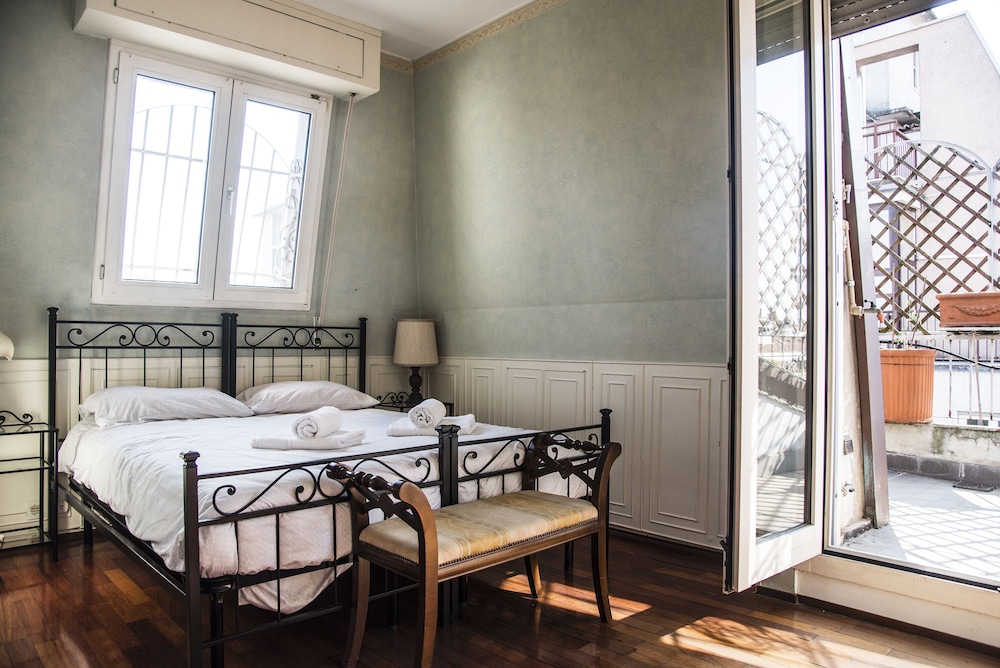 Bright Terrace Apartment in University District
