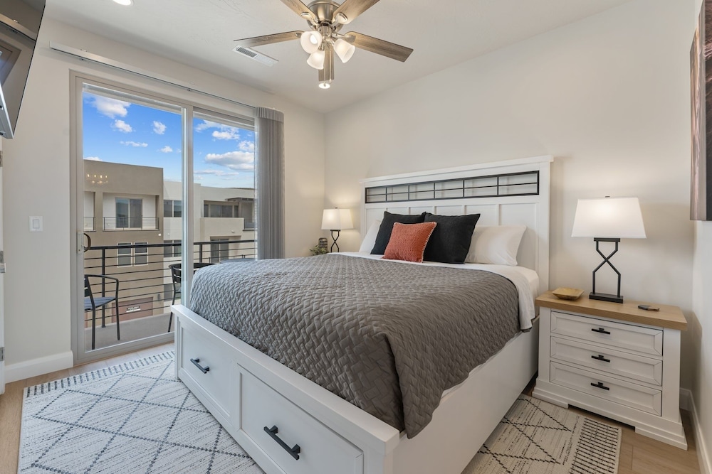 Canyon Country Oasis 6 Bedroom Townhouse