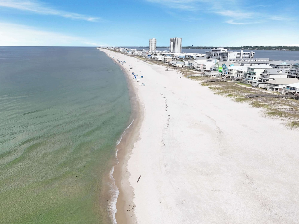 Pass Time - Beachfront for 24
