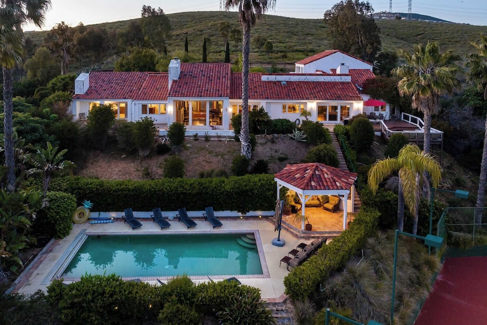 Resort-style Estate w/ Pool, Game Room & Tennis Court Near Wineries The Tennis Ranch by Avantstay
