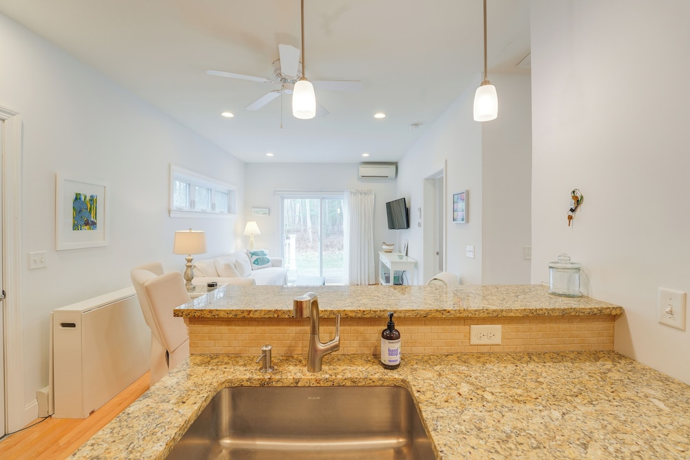 Near Portland trails: Walkable Apartment w/ Deck