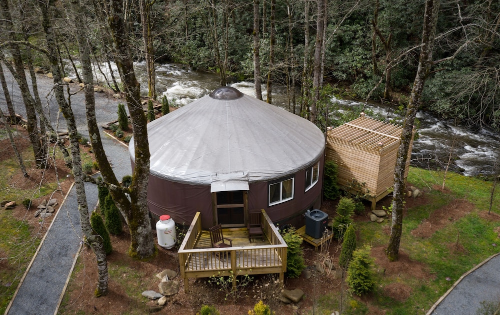 stayNantahala – Smoky Mountain Cabins and Luxury Yurts