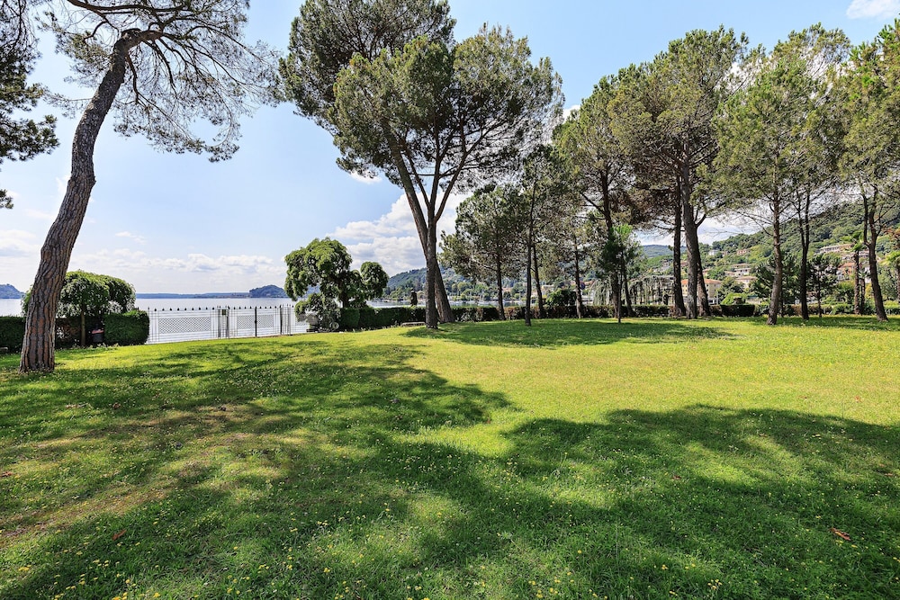 Lakefront Holiday Home