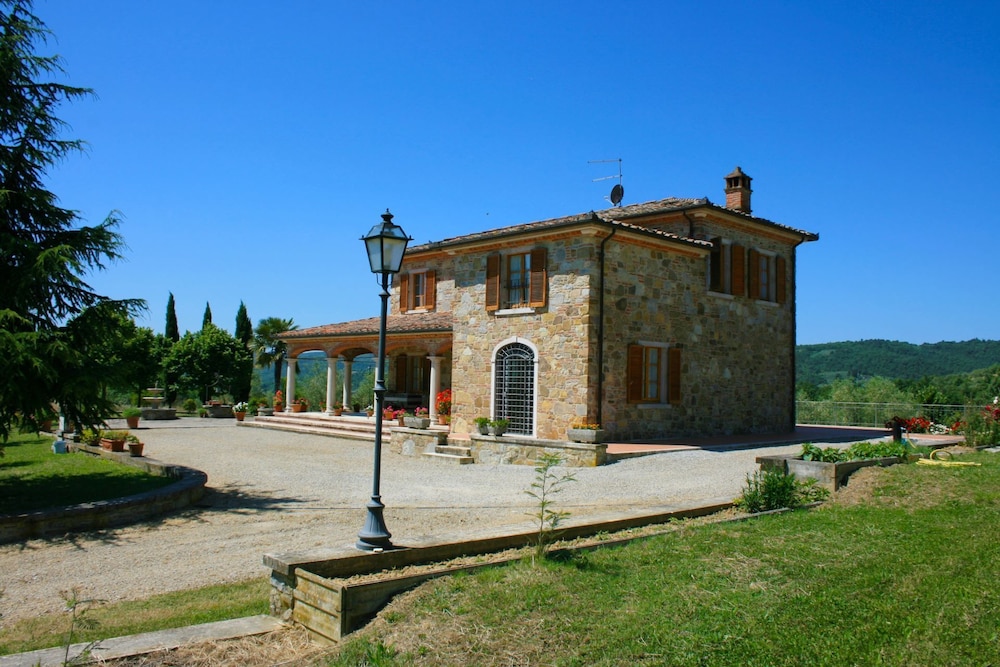 Stunning private villa for 8 guests with private pool, WIFI, TV, terrace, pets allowed and parking