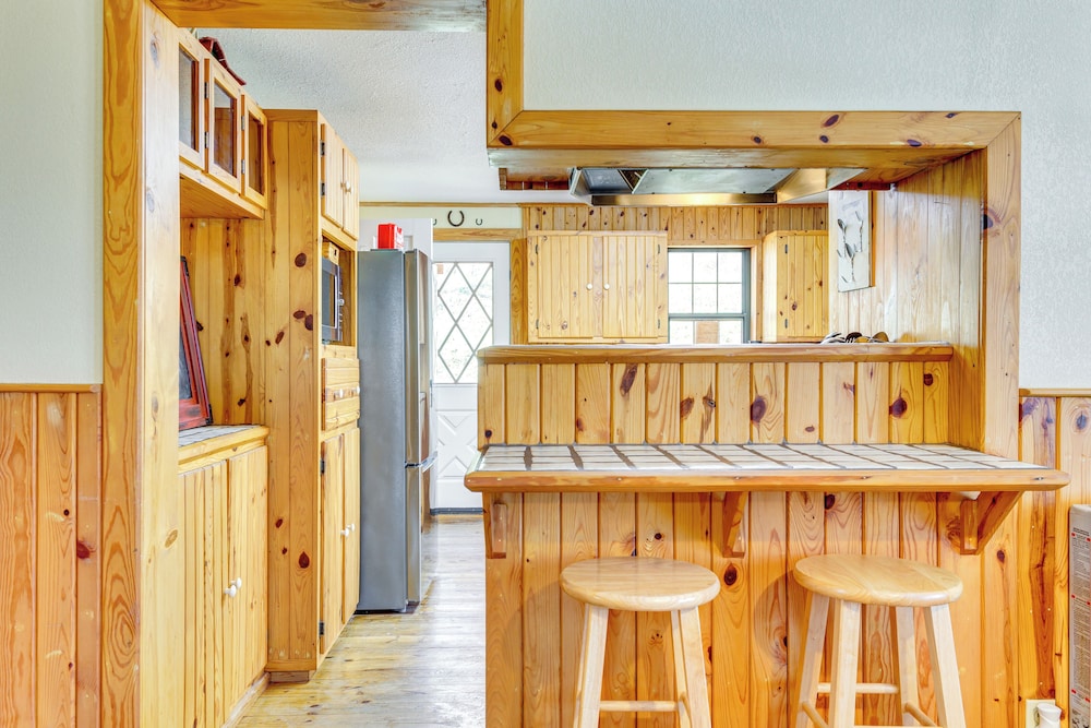 Hike, Fish & Explore: Family Cabin in Sulphur!