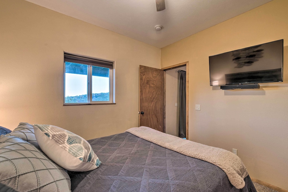Pet-friendly Branson West Lodge w/ Hot Tub!