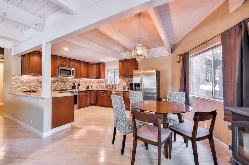Iroquois Ridge Charming Home for 8 w/ Hot Tub Near Lake Tahoe & Skiing