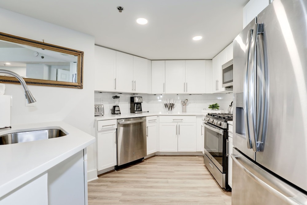 Elegant 2BR Apartment Minutes From DC