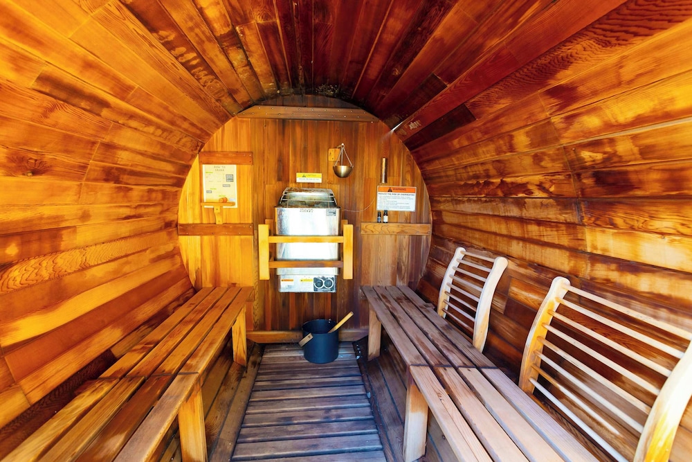 Creator Cabin, Contemporary Getaway With Sauna