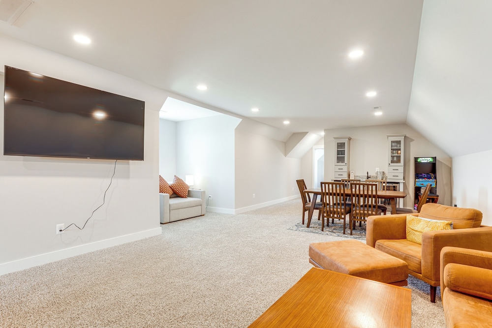 5 Mi to Lake Anna State Park: Modern Family Home!