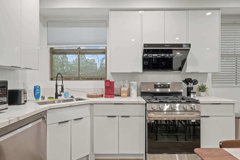 Not Affected by the Fire/modern 5BR Home With Parking, Near LA Attractions #4
