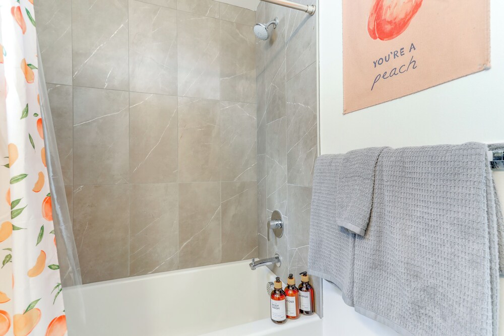 5 Mi to Dtwn: Pet-friendly Townhome in Seattle!