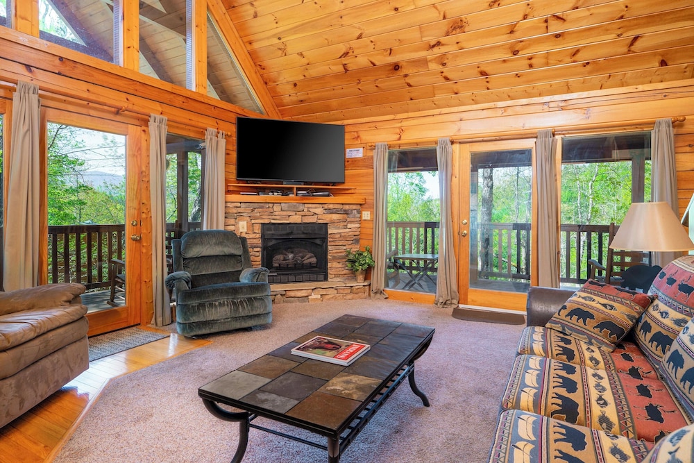 Hot Tub & Game Room: Log Cabin 2 Mi to Ripleys!