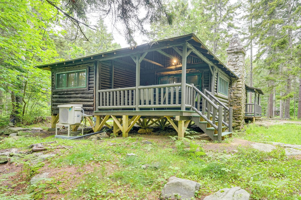 Walk to Barrett's Park: Wooded Cabin w/ Grill!