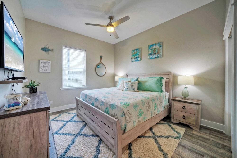 Sleeps 21, 2 Homes 2 Private Pools, Fire Pit, Swing Bar Walk to the Beach