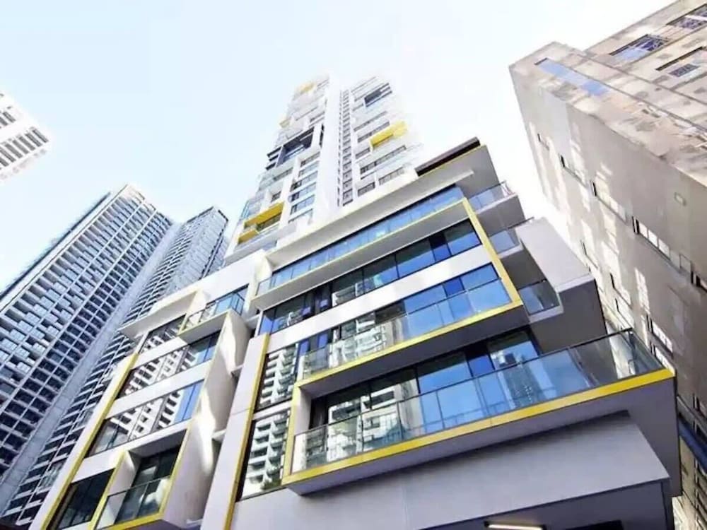 A Chic 2BR Apt, City Views Near Southern Cross