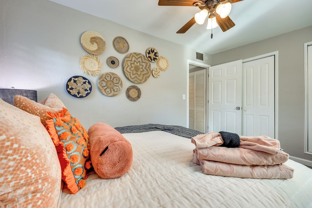 5 Blocks to Jax Beach: Getaway w/ Patio & Yard!