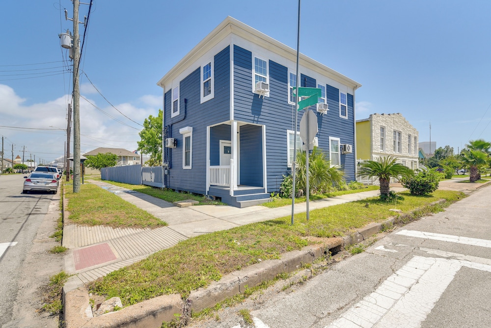 1 Mi to Pleasure Pier: Walkable Home in Galveston