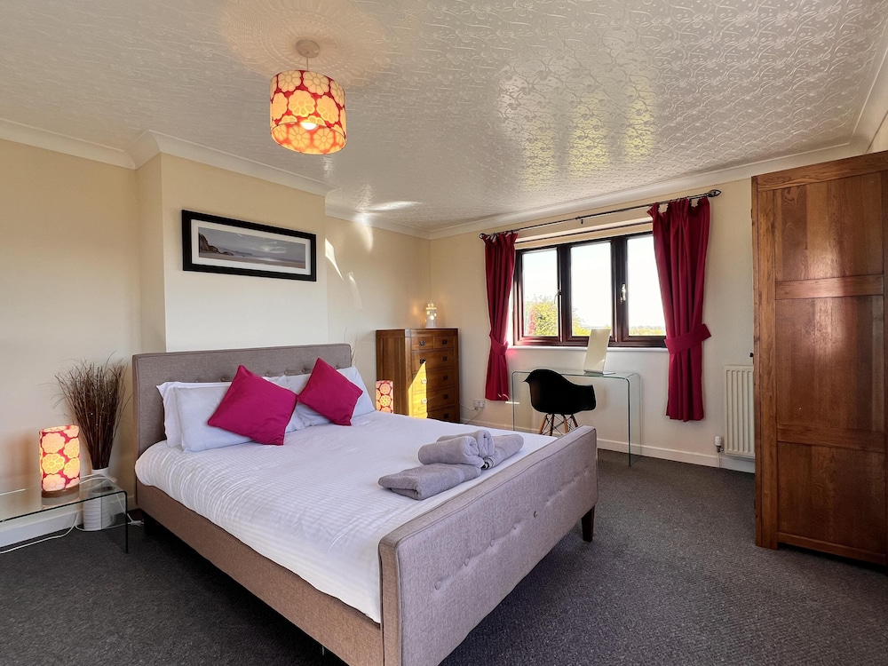 Detached Farmhouse 4 Bed/sleeps 9, Mountain Views! view 5