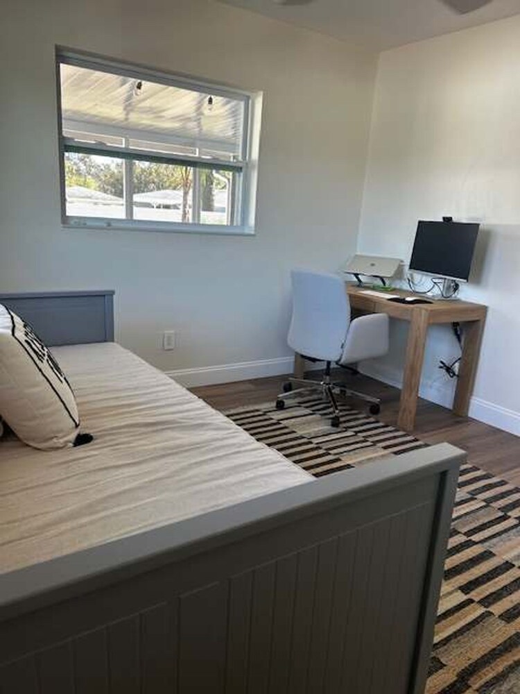 NEW Stunning Home-close to Beaches-pet Friendly