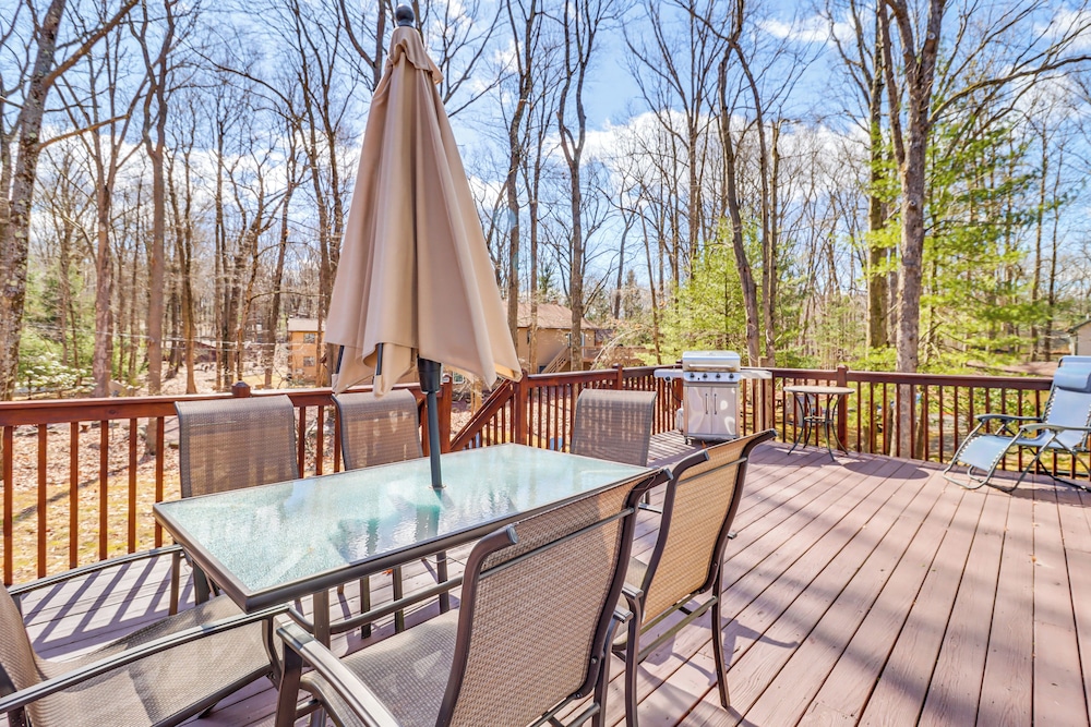 Walk to Lake Harmony: Family Retreat w/ Decks!
