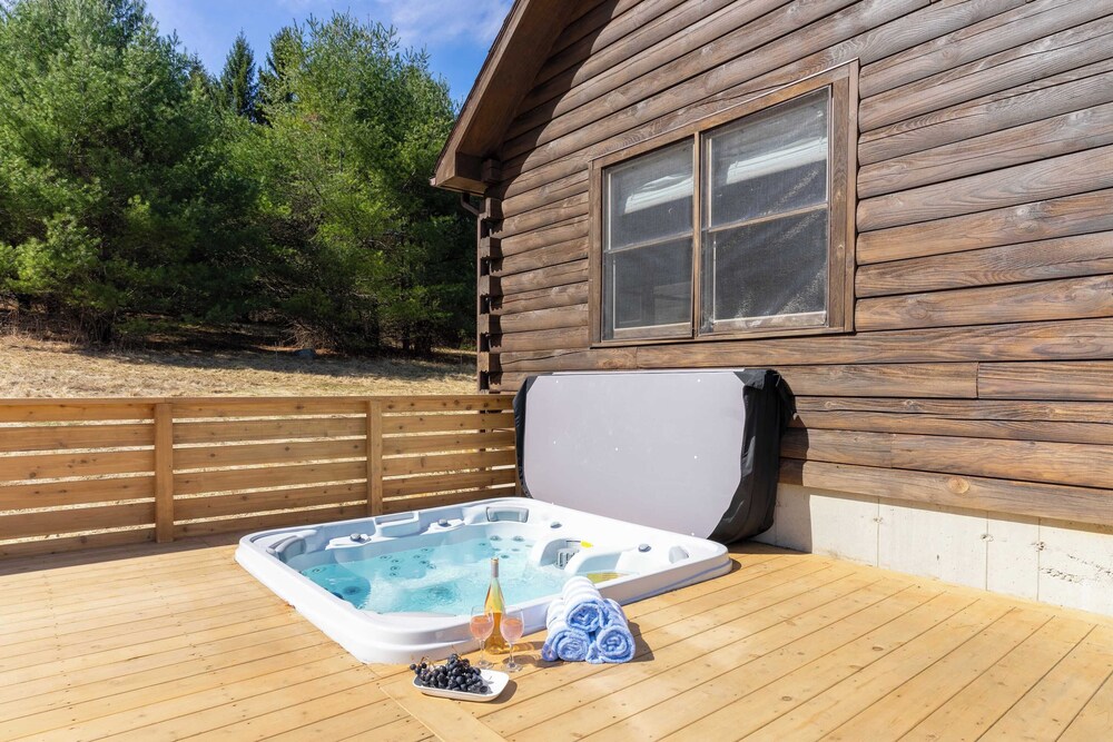 Secluded w/ Deck Views, Hot Tub, & Ping Pong Hudson in the Berks by Avantstay