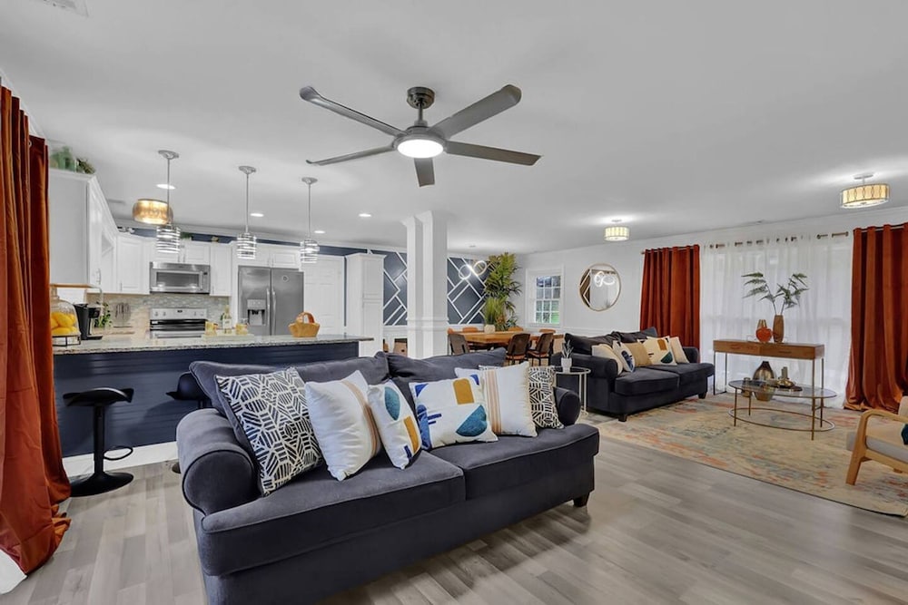 Lrg 5BR 5BA Home w 10 Beds Pool Hottb Gamerm2