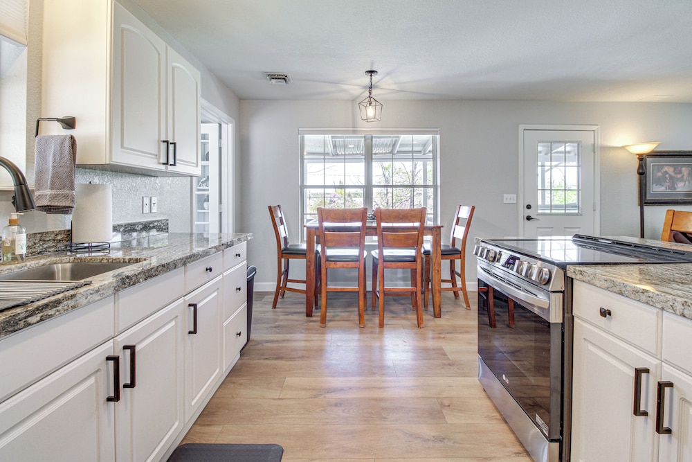 Walk to Dtwn Show Low: Townhome w/ Balcony