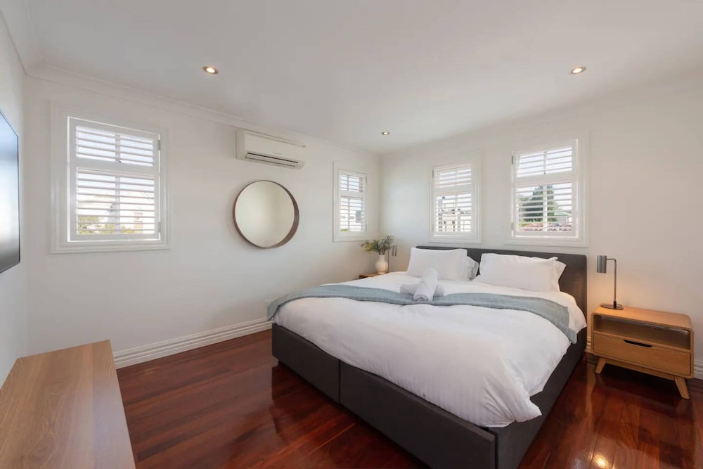 Renovated 3 Bedroom Family Home in Richmond With Parking view 2