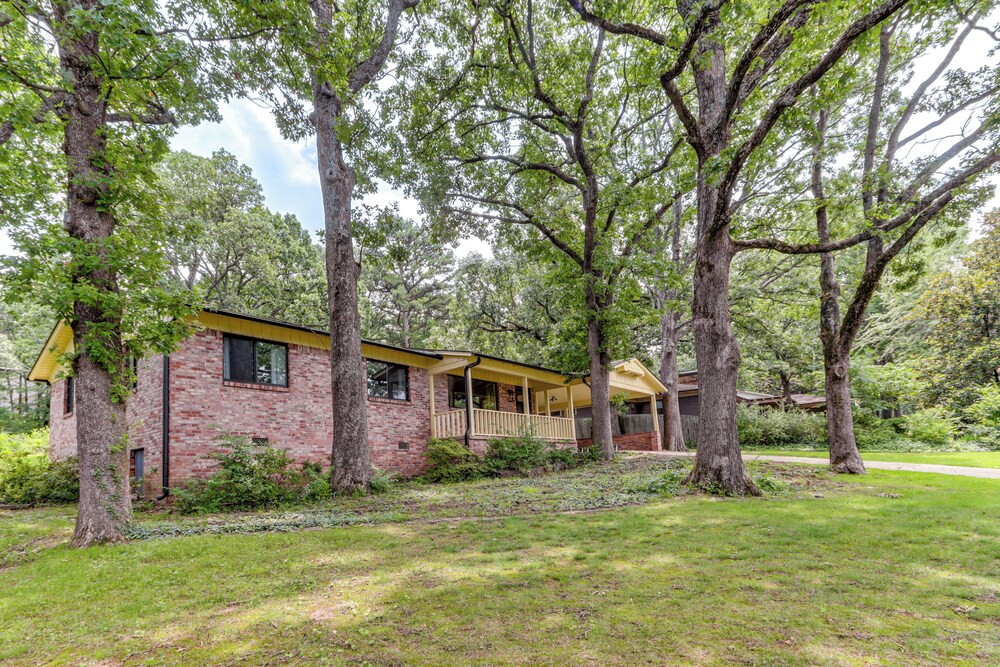 1 Mi to University of Arkansas: Home w/ Large Yard