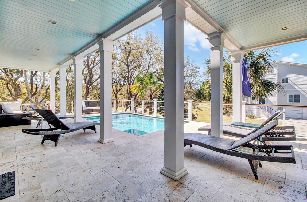 Steps to the Beach! Pool, Gym, Game Room, Movie Theater 3301 Palm by Avantstay