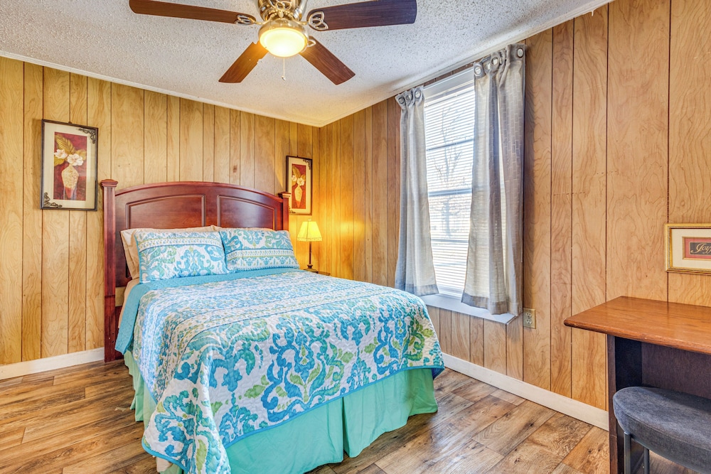 3 Mi to Lake Saracen: Pine Bluff Home w/ Grill!