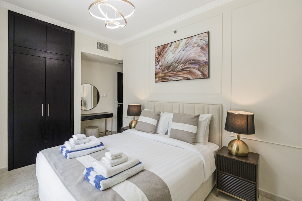 Luxurious Waterfront Stay at Al Majara Dubai Marina