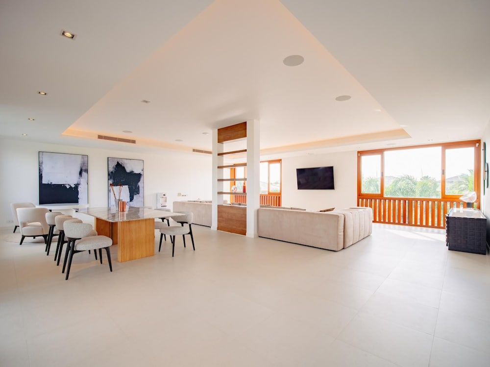 Luxurious 5bedroom White Estate Villa Private Lake