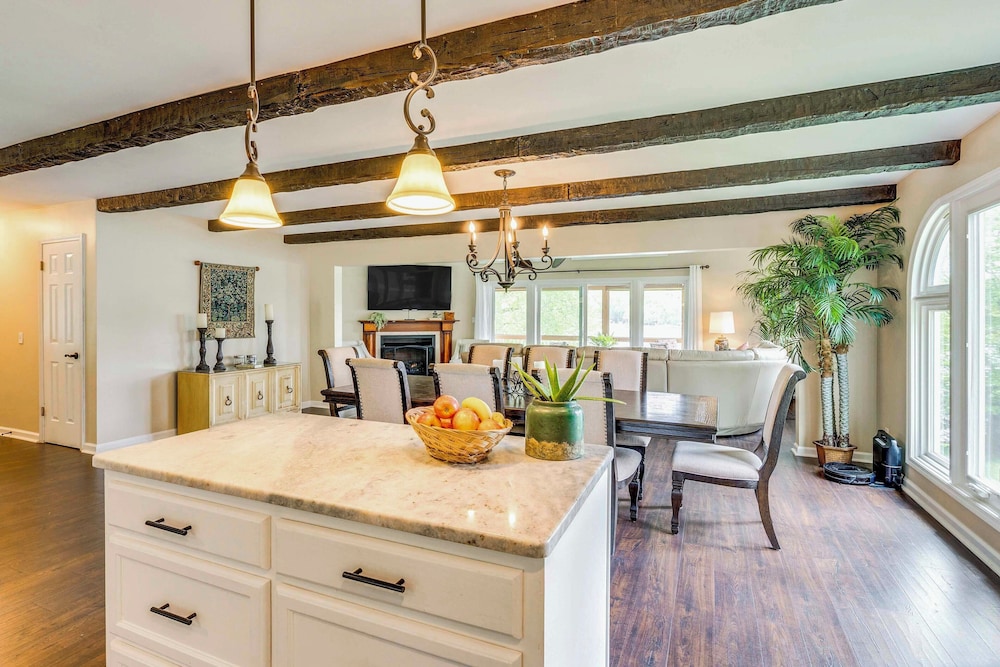 February Perks! Couples Getaway in Hayesville