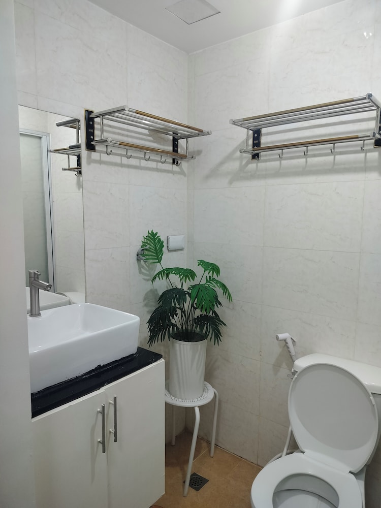 Cozy Quezon City Condo With Private Pool & Elevator Access