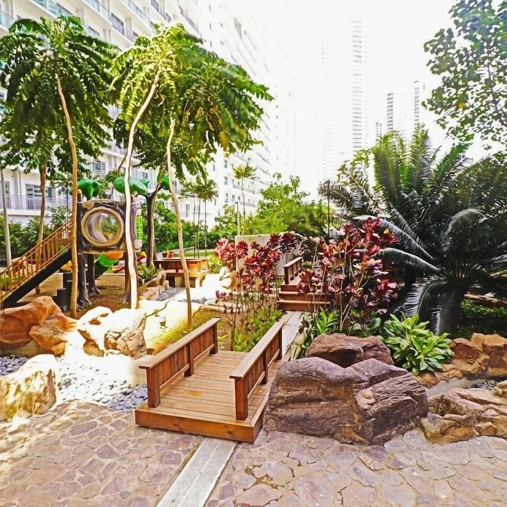 Oasis Regency at Acqua Livingstone near Rockwell