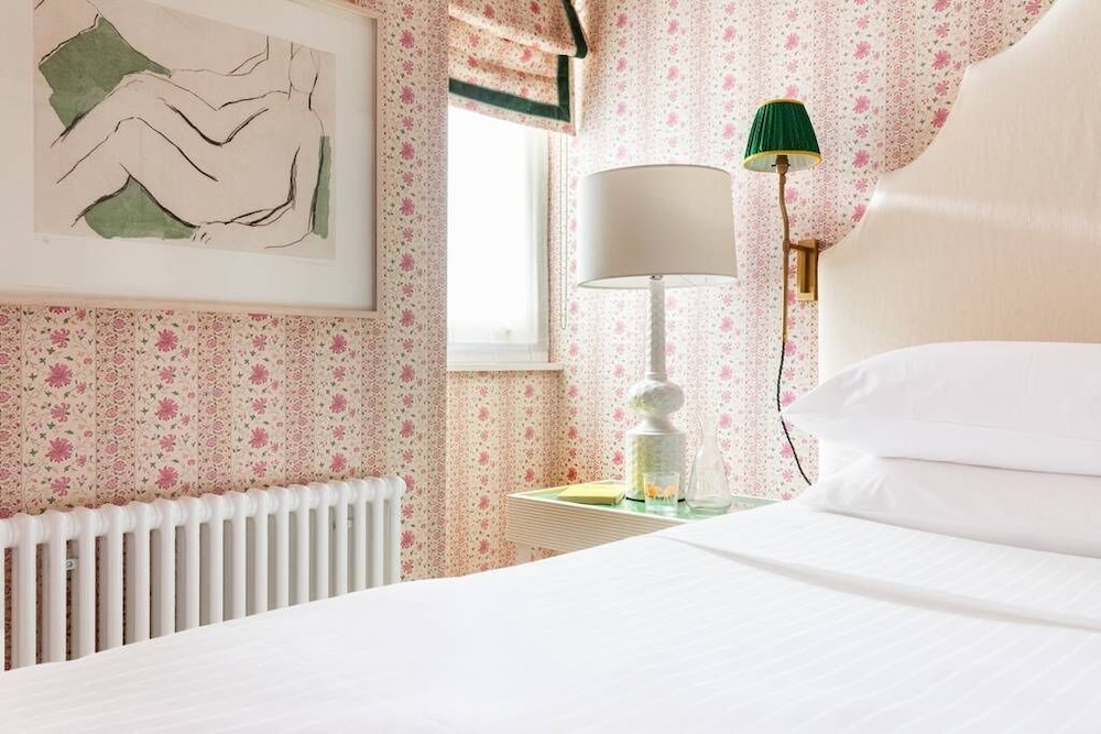 Porchester Square VI by Onefinestay