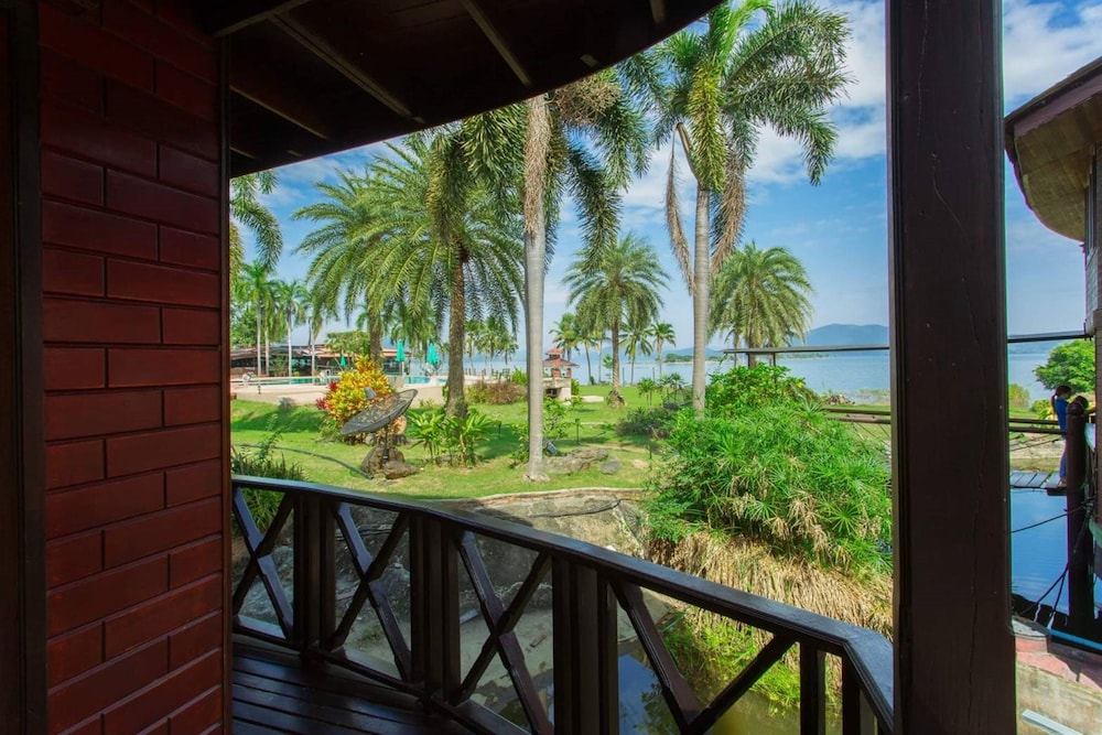 Kaengkrachan Boathouse Paradise Resort