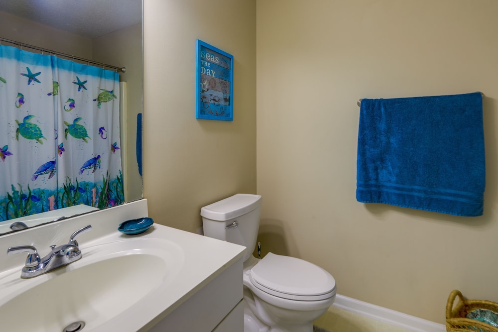 Charming Emerald Isle Escape < 1 Mi to Beach! view 4