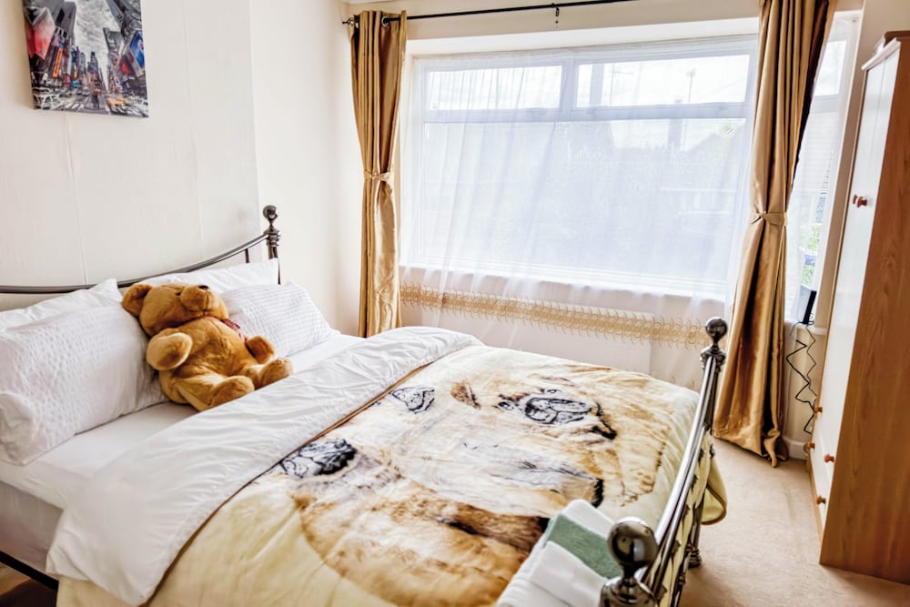 3 Bed - Sleeps 4 - Free Parking - Private Garden